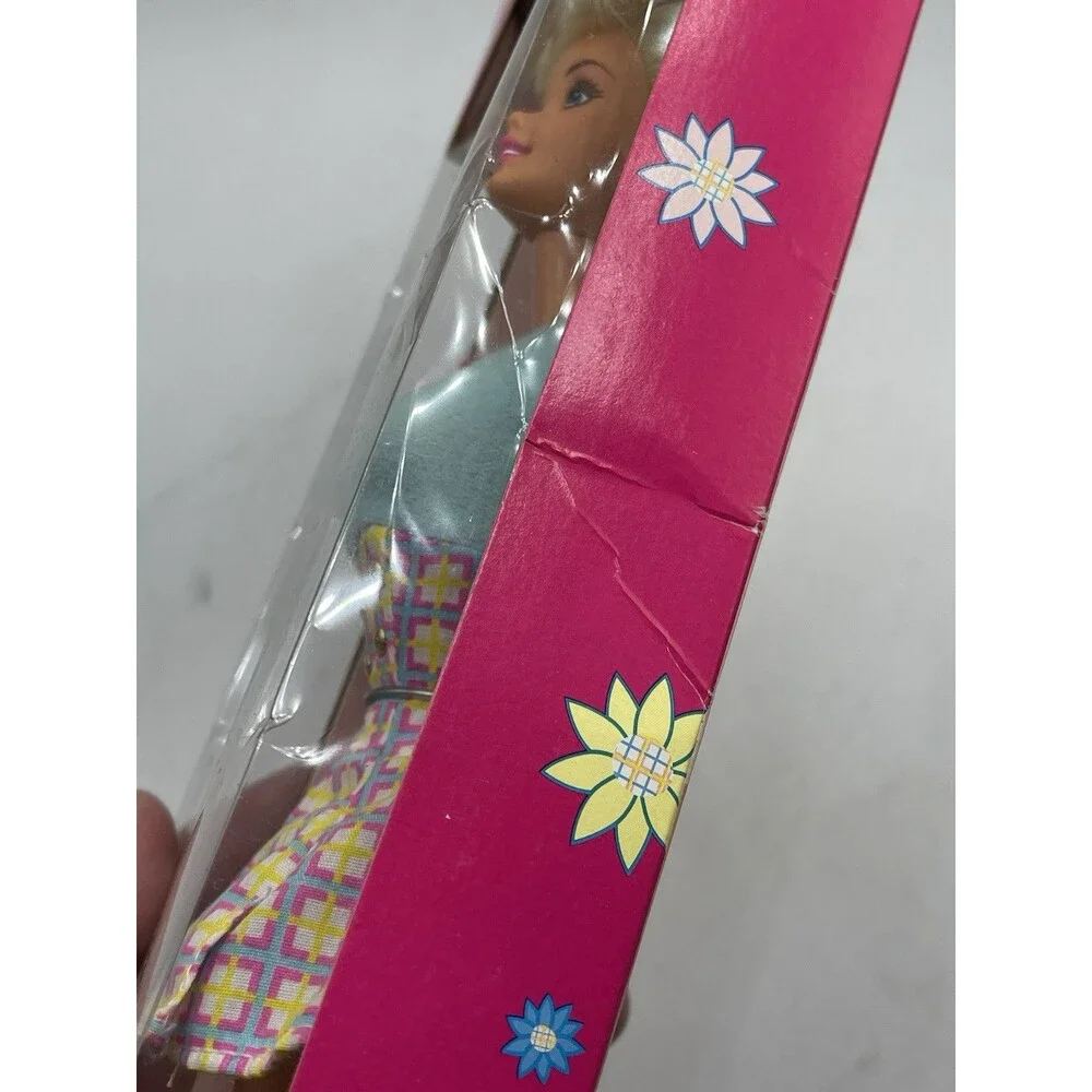VTG Barbie Chic Barbie Doll 1997 # 18218 Mattel With Brush & Bag SEALED NEW